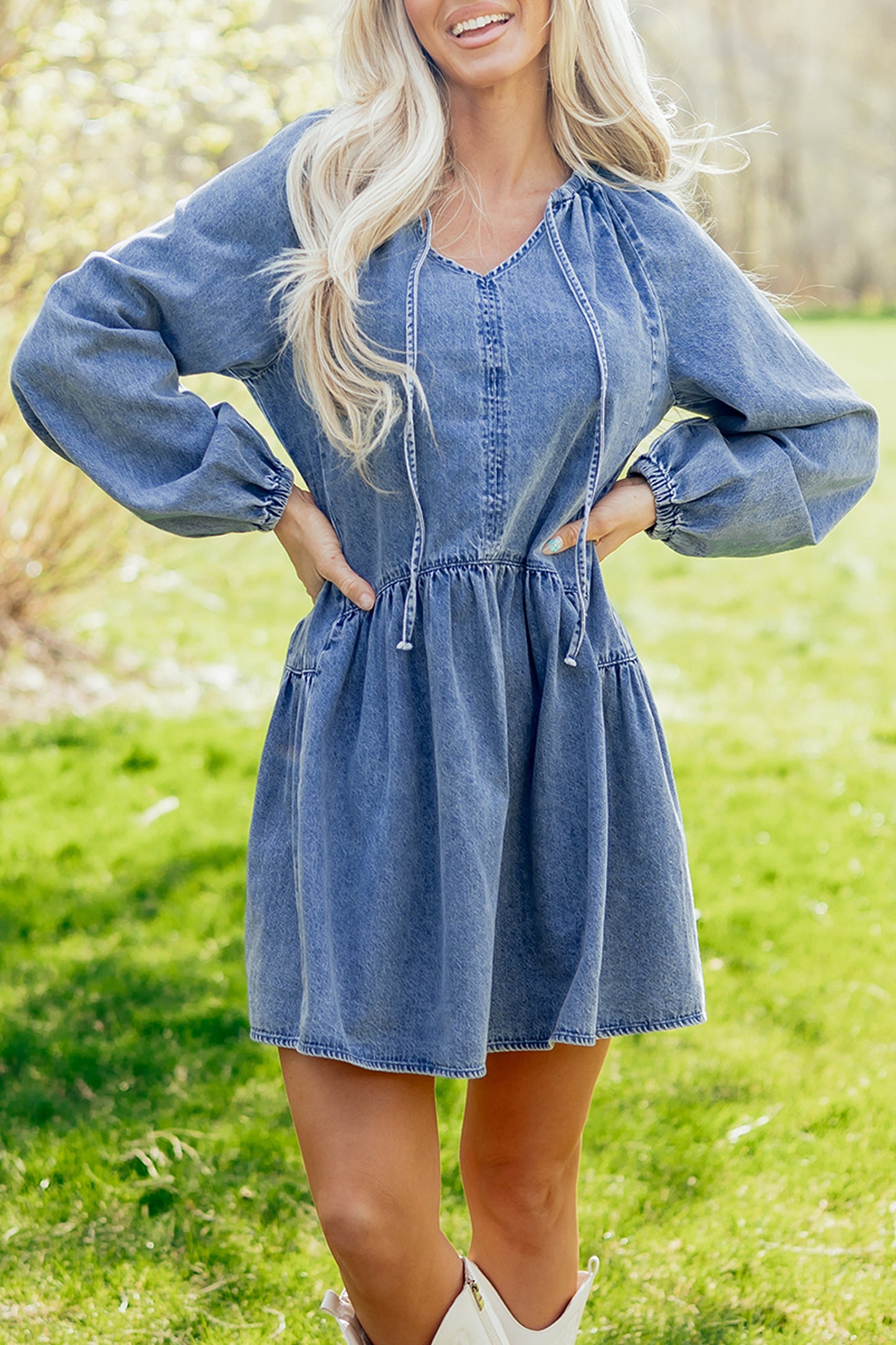 Dear-Lover Dropshipping Cali Chic women’s denim mini dress with puff sleeves, V-neck, ruffles, and a loose fit.
