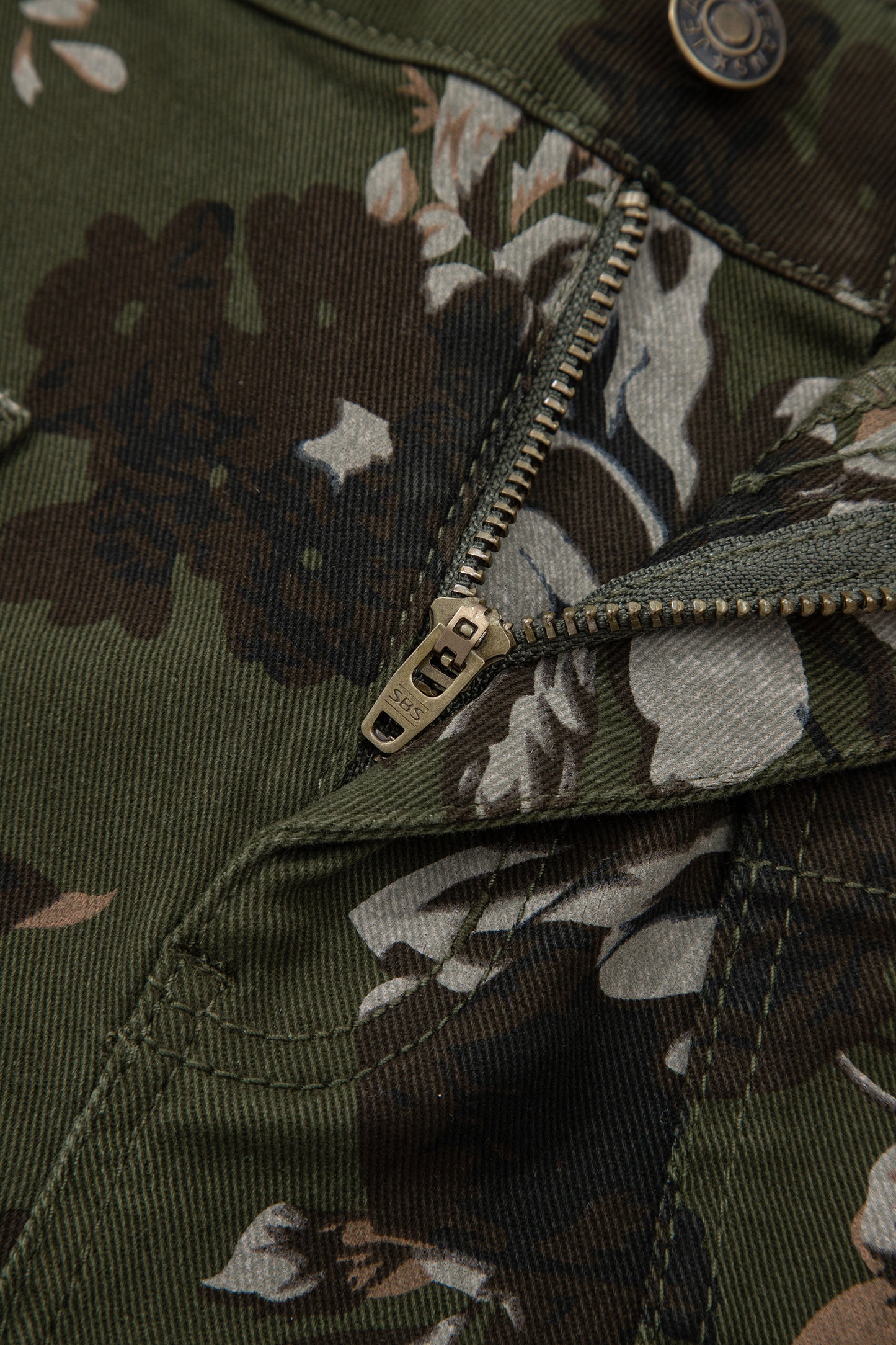 Cali Chic Women Pants Green Vintage Floral Print Square Patch Pocket Raw Hem Shift Jeans - Cali Chic