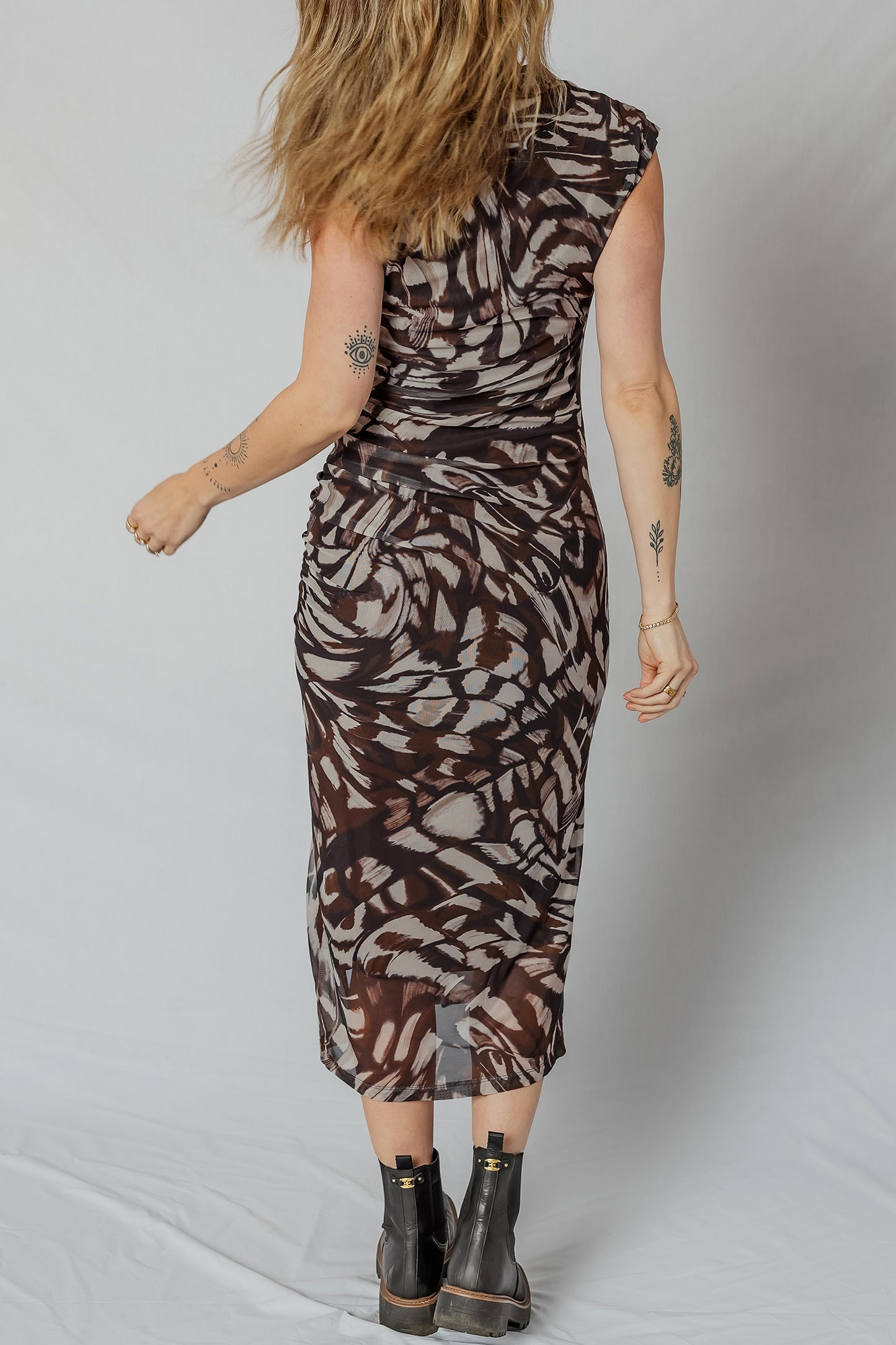 Cali Chic Women Dress Brown Abstract Print Mesh Cowl Neck Cap Sleeve Ruched Midi Dress with Slit - Cali Chic